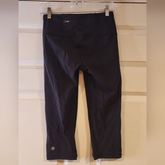 Lululemon black scalloped trim capri leggings size 4 - Picture 5 of 5